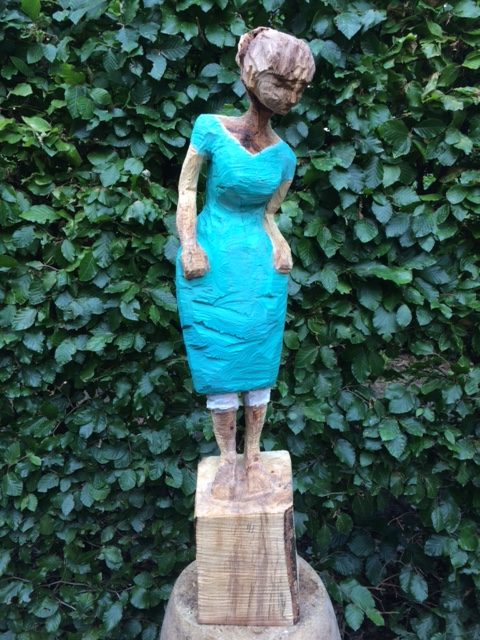 Die Überraschte ist eine Holzschitzarbeit mit der Kettensäge von Sabine Ruhle zur aktuellen online-Ausstellung der Künstlergruppe Kunst & Bündig.