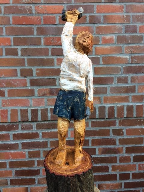 Die Sportliche II ist eine Holzschitzarbeit mit der Kettensäge von Sabine Ruhle zur aktuellen online-Ausstellung der Künstlergruppe Kunst & Bündig.