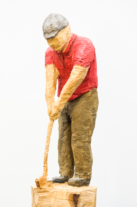 Golfer am Start ist eine Holzschitzarbeit mit der Kettensäge von Sabine Ruhle zur aktuellen online-Ausstellung der Künstlergruppe Kunst & Bündig.